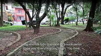 No parque correndo e escorrendo mel da bucetinha e melando tudo