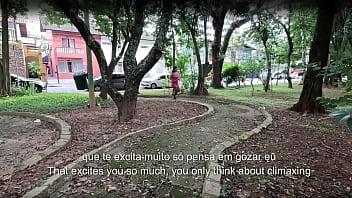 No parque correndo e escorrendo mel da bucetinha e melando tudo