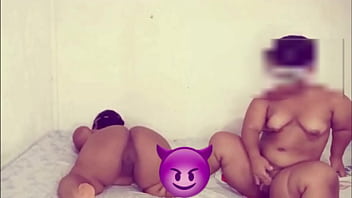 Mulher anã se masturba e depois cai na madeira