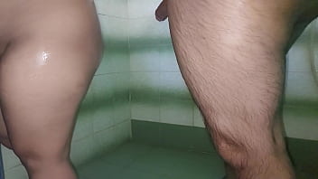 Le pido ayuda al vecino para bañarme pero en realidad quiero su polla Le pido ayuda al vecino para bañarme pero en realidad quiero su polla