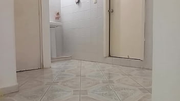 Señora gordibuena en el departamento de al lado