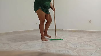 Señora gordibuena en el departamento de al lado