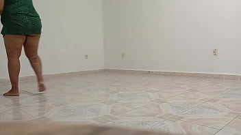 Señora gordibuena en el departamento de al lado