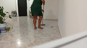 Señora gordibuena en el departamento de al lado