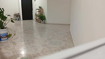 Señora gordibuena en el departamento de al lado