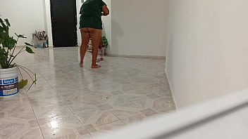 Señora gordibuena en el departamento de al lado