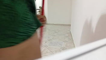 Señora gordibuena en el departamento de al lado