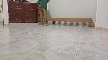 Señora gordibuena en el departamento de al lado