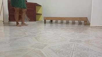 Señora gordibuena en el departamento de al lado