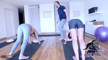 Une séance de #yoga privée qui dérape délicieusement l’instructeur séduisant et sûr de lui guide deux élè