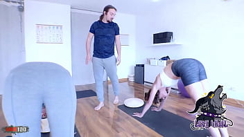 Une séance de #yoga privée qui dérape délicieusement l’instructeur séduisant et sûr de lui guide deux élè