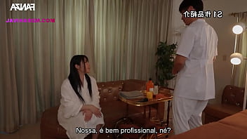 Novinha peituda trai o namorado com o massagista particular com legendas
