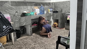Mi Hermanastra Se Quedo Atorada En La Cocina Mientra Realizaba El Aseo Yo La Ayude Y Le Grabe Sus Nalgas Morenas thumbnail