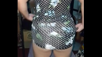 Se levanta su vestidito para que veamos su cola sexy Se levanta su vestidito para que veamos su cola sexy