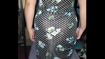 Se levanta su vestidito para que veamos su cola sexy