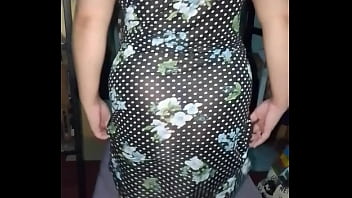 Se levanta su vestidito para que veamos su cola sexy