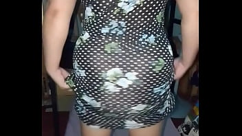 Se levanta su vestidito para que veamos su cola sexy