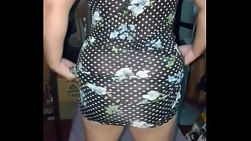 Se levanta su vestidito para que veamos su cola sexy