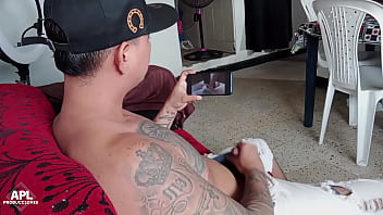 Llego a casa y me encuentro al cachondo de mi hijastro tocando su gran verga en la sala