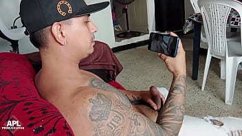 Llego a casa y me encuentro al cachondo de mi hijastro tocando su gran verga en la sala