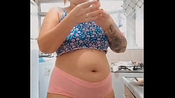 Coloquei um mini shorts e fui me exibir na internet só não gozou quem não quis