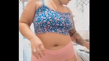 Coloquei um mini shorts e fui me exibir na internet só não gozou quem não quis