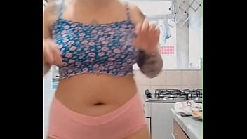 Coloquei um mini shorts e fui me exibir na internet só não gozou quem não quis