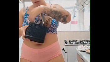 Coloquei um mini shorts e fui me exibir na internet só não gozou quem não quis