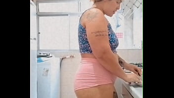 Coloquei um mini shorts e fui me exibir na internet só não gozou quem não quis