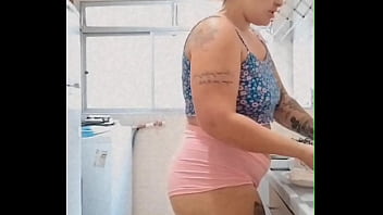 Coloquei um mini shorts e fui me exibir na internet só não gozou quem não quis