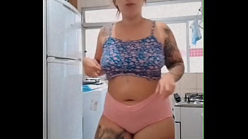 Coloquei um mini shorts e fui me exibir na internet só não gozou quem não quis