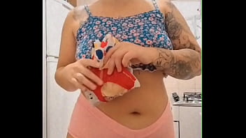 Coloquei um mini shorts e fui me exibir na internet só não gozou quem não quis