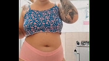 Coloquei um mini shorts e fui me exibir na internet só não gozou quem não quis