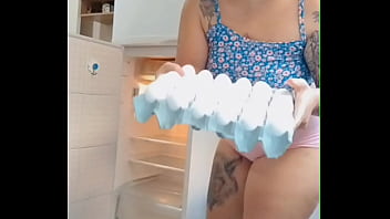 Coloquei um mini shorts e fui me exibir na internet só não gozou quem não quis