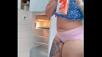 Coloquei um mini shorts e fui me exibir na internet só não gozou quem não quis