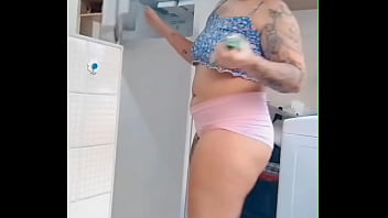 Coloquei um mini shorts e fui me exibir na internet só não gozou quem não quis