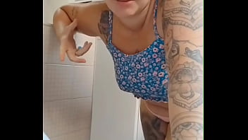 Coloquei um mini shorts e fui me exibir na internet só não gozou quem não quis