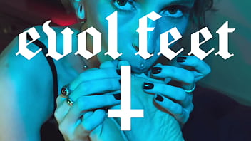 Can you fit your tongue in between each of my toes