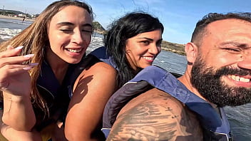 Suruba radical casal mattos e priscila belini foderam com salva vidas depois do banana boat