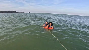 Suruba radical casal mattos e priscila belini foderam com salva vidas depois do banana boat