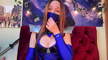 Kitana from mortal kombat in real life shows her cool abilities