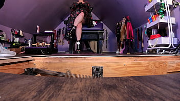 Nonton Dominatrix Puts Submissive Man In Bondage thumbnail