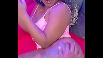 Madrastra me seduce para recibir sexo caliente