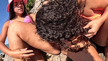 Maya hyuga curtindo com as amigas safadas na praia do éden em guarujá Maya hyuga curtindo com as amigas safadas na praia do éden em guarujá