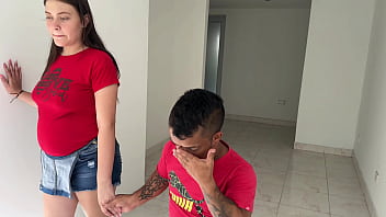 Le meto mi enorme y dura polla a mi sexi cachonda hermanastra embarazada para bajarle la calentura hasta terminar llenandola toda de mi rica y cremosa leche por su apretado y rico coño