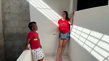 Le meto mi enorme y dura polla a mi sexi cachonda hermanastra embarazada para bajarle la calentura hasta terminar llenandola toda de mi rica y cremosa leche por su apretado y rico coño