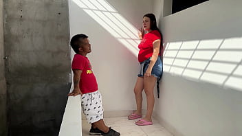 Le meto mi enorme y dura polla a mi sexi cachonda hermanastra embarazada para bajarle la calentura hasta terminar llenandola toda de mi rica y cremosa leche por su apretado y rico coño