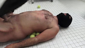 Alice trample sklave maskjoe while he is lying on tennis balls