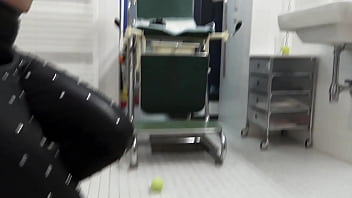 Alice trample sklave maskjoe while he is lying on tennis balls