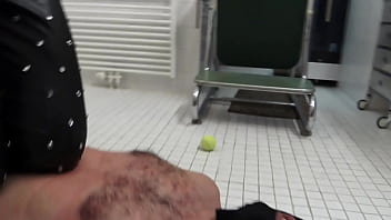 Alice trample sklave maskjoe while he is lying on tennis balls